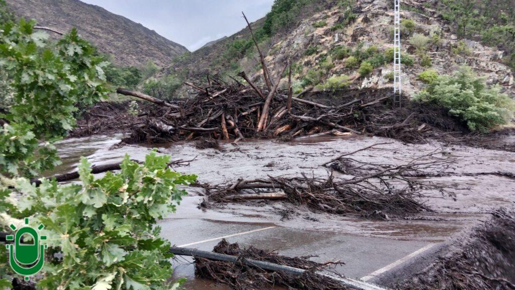 Una monumental tormenta bloquea la carretera de acceso a Faro, en Fornela