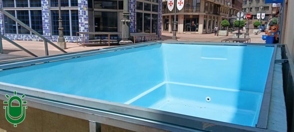 El Centro Mola «refresca» su fiesta Flower Power con una piscina