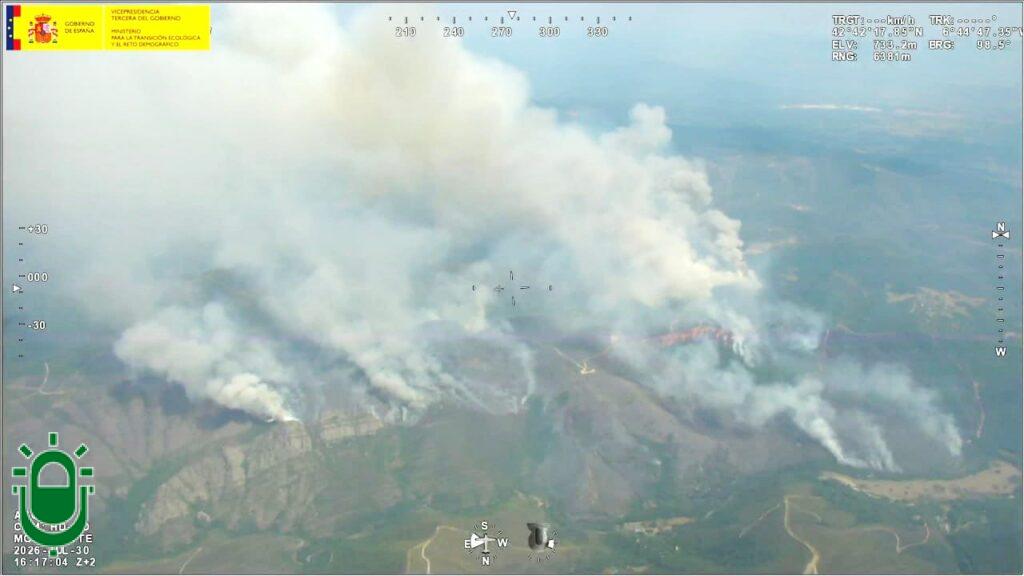 El Bierzo sigue cercado por los incendios. El de Veguellina llega a Vega de Espinareda y obliga a evacuar más poblaciones
