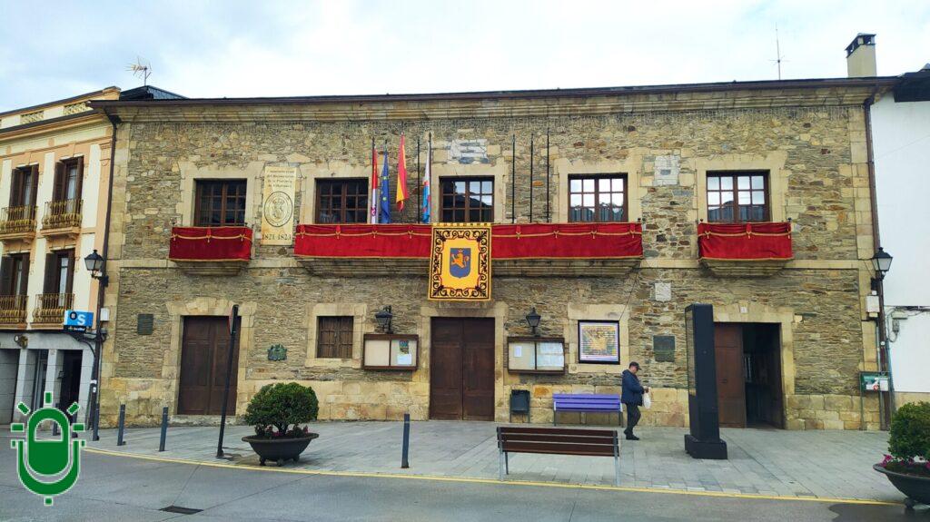 Los barrios altos de Villafranca del Bierzo permanecen sin agua por una avería en la red. Se está repartiendo agua