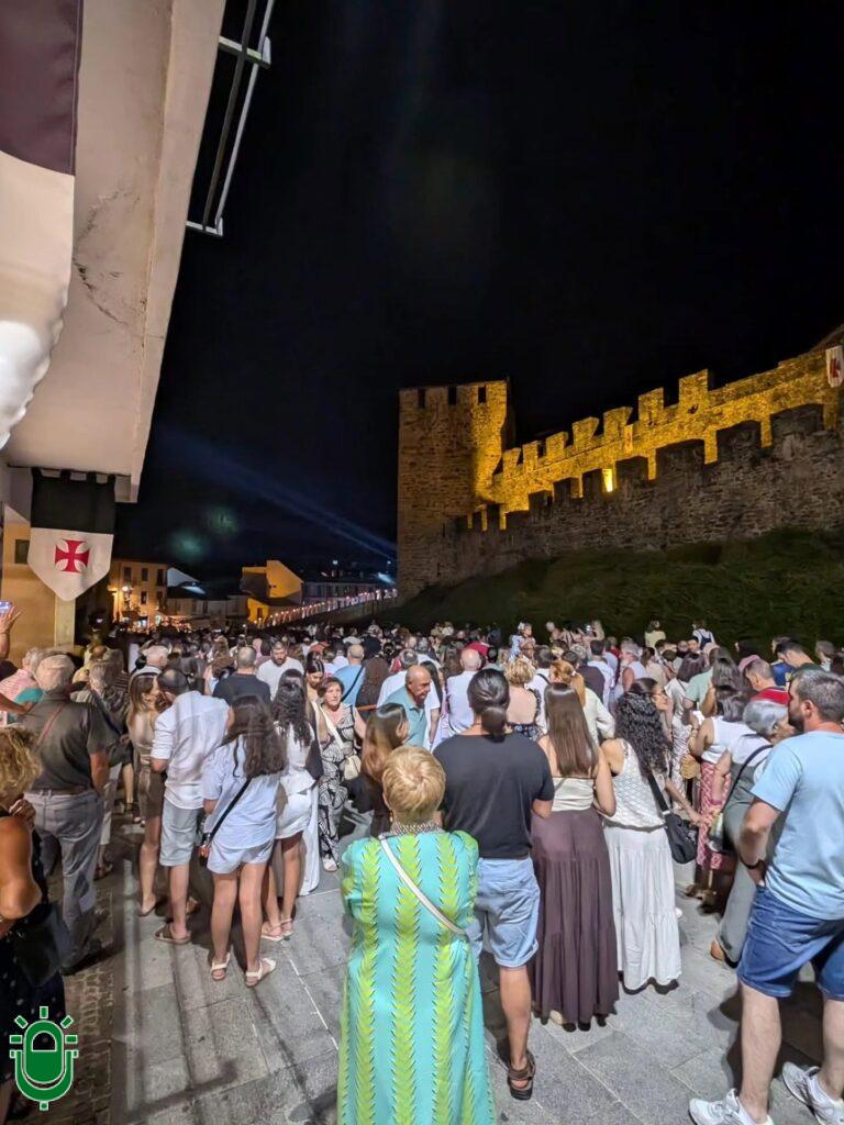 Noche Templaria 2026. Desfile. Mucho público