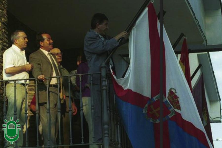 Primer izado Bandera del Bierzo. Peranzanes. 11 julio 2000 (foto De La Mata)