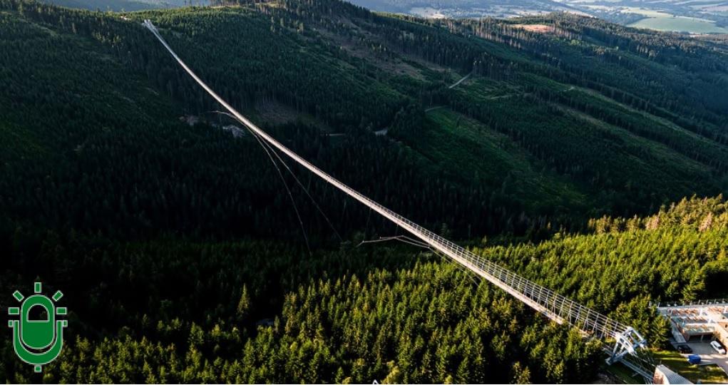 Adjudicada la construcción del puente colgante sobre el pantano de Bárcena, en el Bierzo. La inversión roza el millón y medio de euros