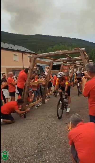Los ciclistas del Movimiento Ultreya llegan a Tremor de Arriba para visibilizar los incendios del pasado verano