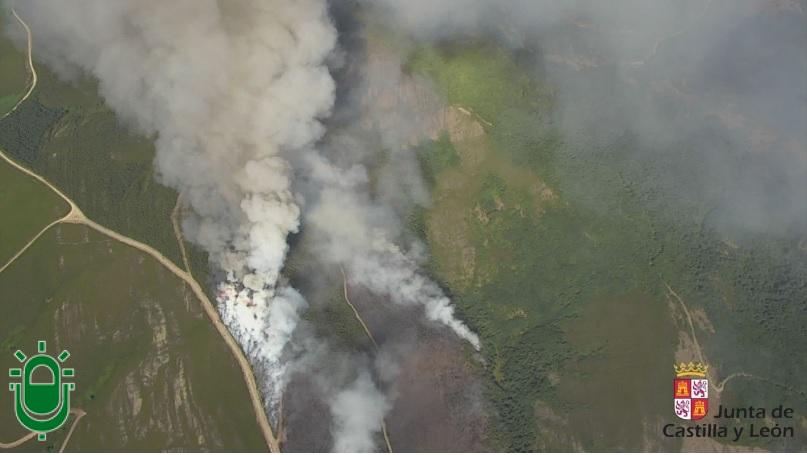 El despliegue de medios consigue cercar las llamas del fuego de Espina de Tremor
