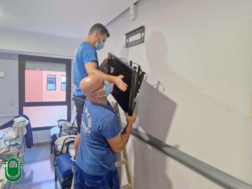Comienza la instalación de los nuevos televisores que ofrecerán un servicio gratuito en el Hospital del Bierzo