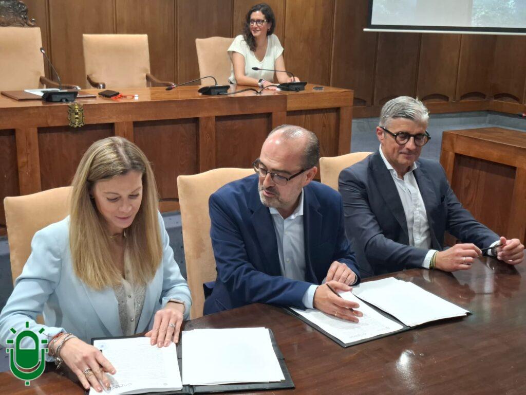 Endesa y Ponferrada cierran un acuerdo para cubrir el Canal de Cornatel y crear un espacio verde para los vecinos