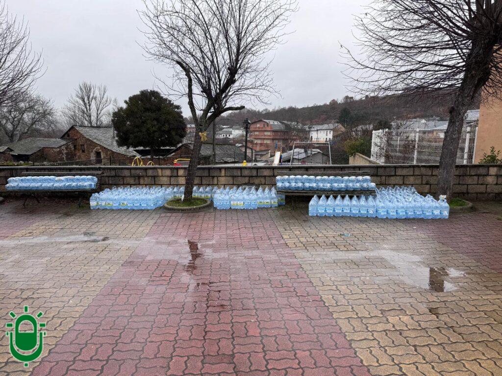 botellas de agua mineral en Sorbeda del Sil. Diciembre 2025