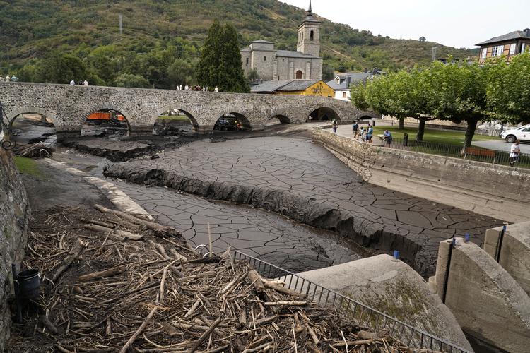 Las máquinas trabajan en Molinaseca para limpiar el río Meruelo