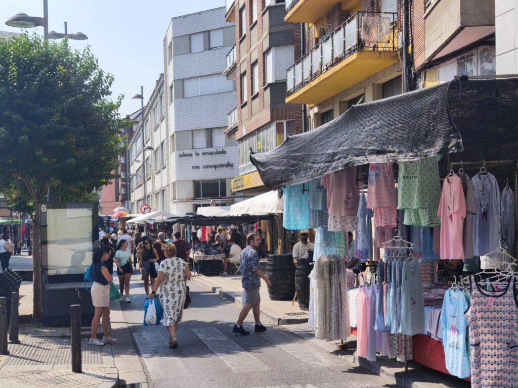 Animación en el mercadillo del sábado, que se celebra entre polémica
