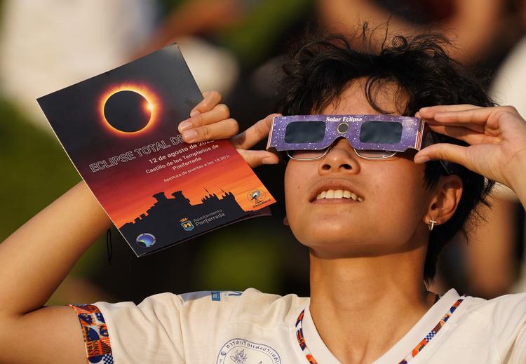 La Sanidad del Bierzo no registra casos de posibles daños oculares, por haber observado sin protección el eclipse solar