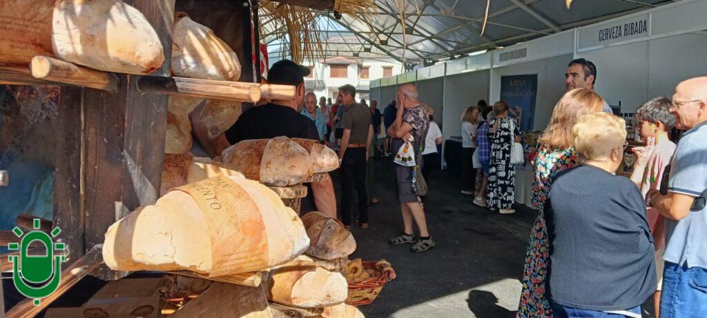 Extraordinario ambiente de feria en El Espino, con decenas de tenderetes, concursos de miel y empanadas y, por supuesto, tapas de pulpo