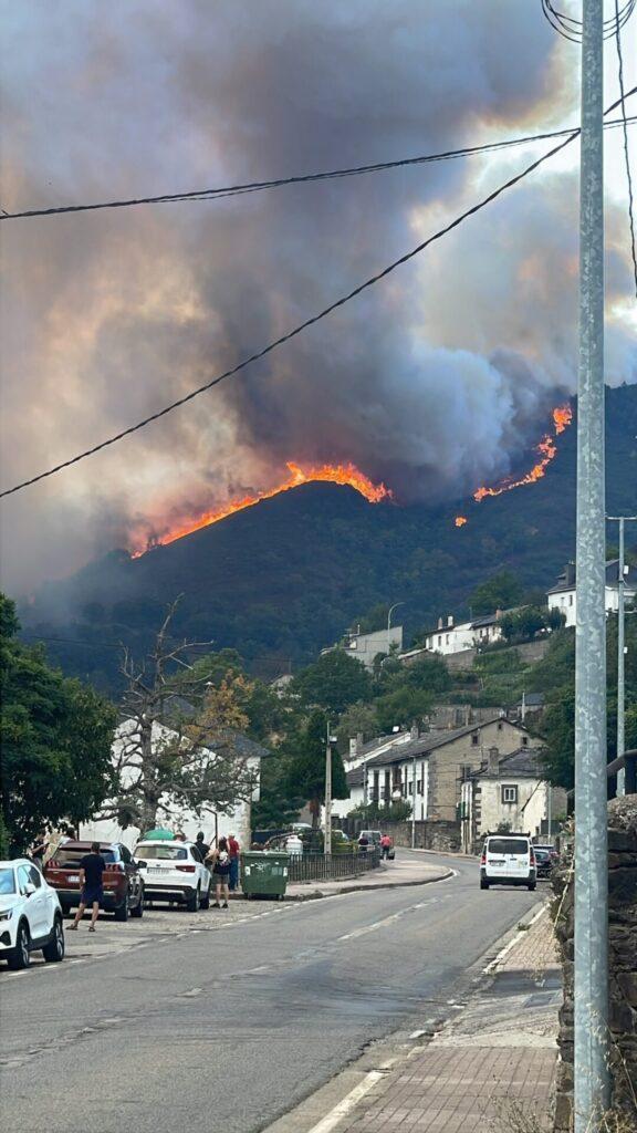 Caboalles de Abajo se enfrenta a un incendio que ya deja a 25 personas desalojadas