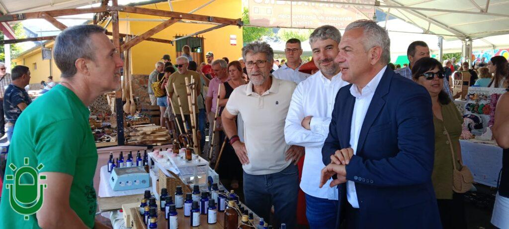 Nicanor Sen y Javier Salgado en la parte artesana 4. con apicultor de Quilós