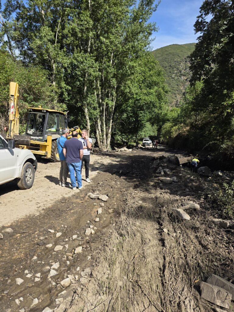 Las máquinas trabajan en la carretera de Carracedo entre nueva polémica entre el Ayuntamiento y la Diputación
