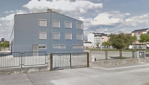 Educación invertirá más de 200.000 euros para cubrir el patio del colegio de Flores del Sil