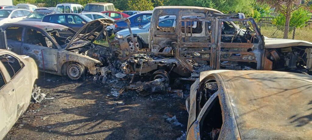 Investigan un ataque nocturno que dejó siete coches quemados en el exterior de un taller mecánico en Cuatrovientos, en Ponferrada