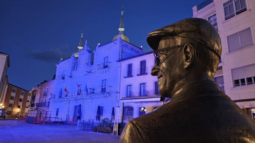 Día del Alzheimer. Ayuntamiento de color azul y Pepe el Barquillero