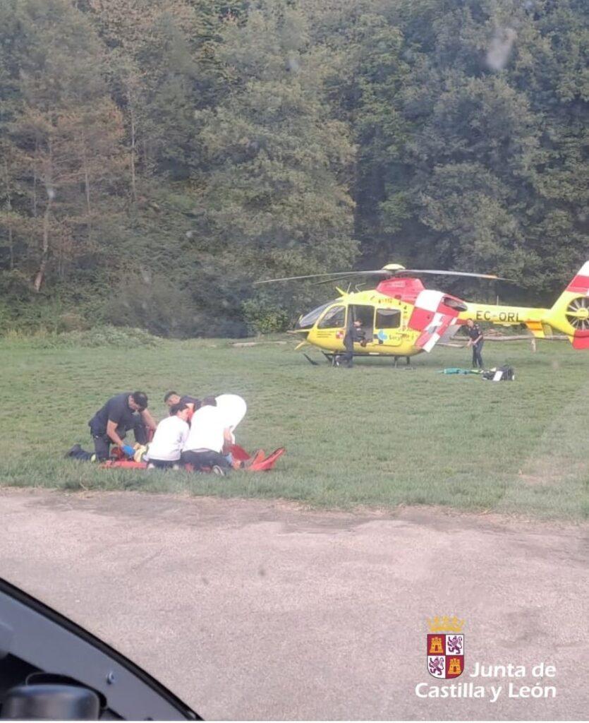 Heridos graves dos trabajadores que se precipitaron al vacío desde una torreta de alta tensión que colapsó
