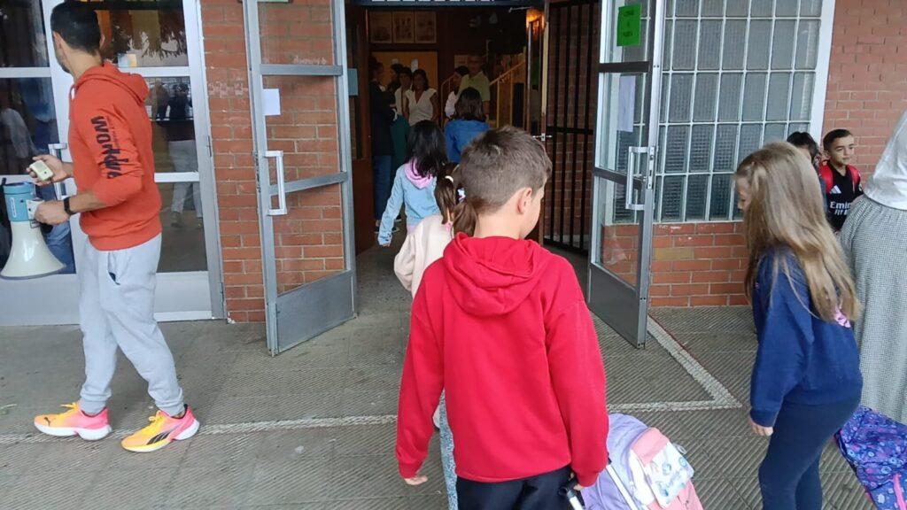 Primer día de «cole» en el Bierzo y Laciana. Mañana será el turno para los niños de Ponferrada