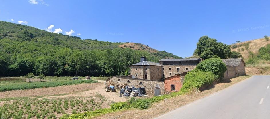 El proyecto de Pescaderías Coruñesas en la Granja de Santullano, en Ponferrada, descubre una vieja bodega del siglo XVIII