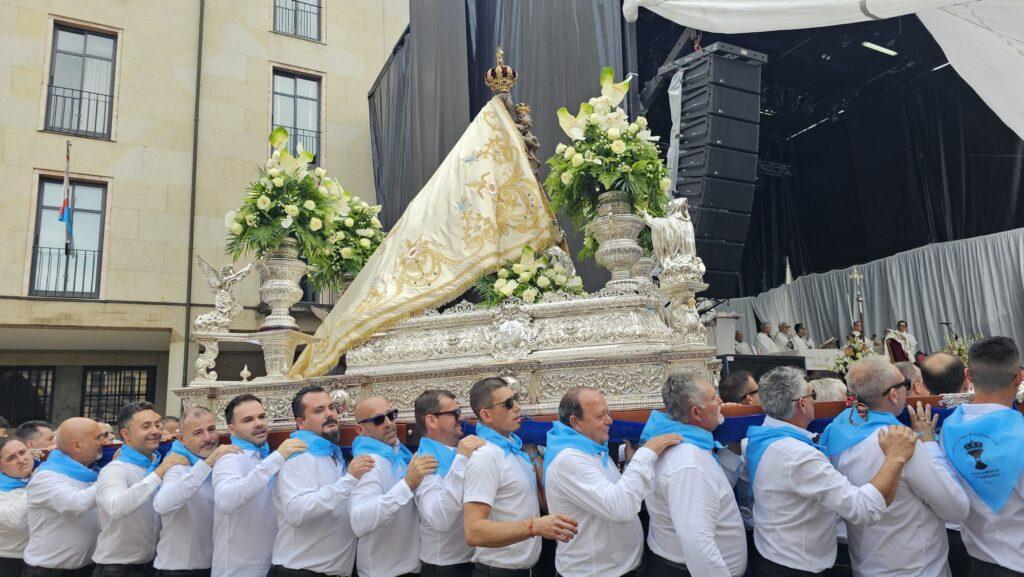 Récord de políticos en el Día grande de la Encina. Discursos y peticiones cruzadas, ante la cita electoral de 2027. Mientras, la Iglesia pide que se acoja a los migrantes.
