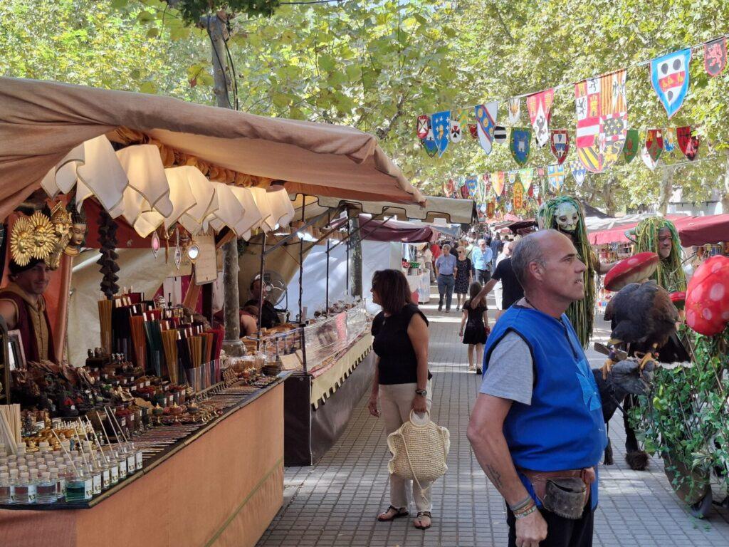 El Procurador del Común pide al Ayuntamiento de Ponferrada que limite el ruido de los mercados en los Jardines del Sil
