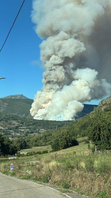 Declarados dos nuevos incendios forestales por la caída de rayos en el Bierzo y Laciana