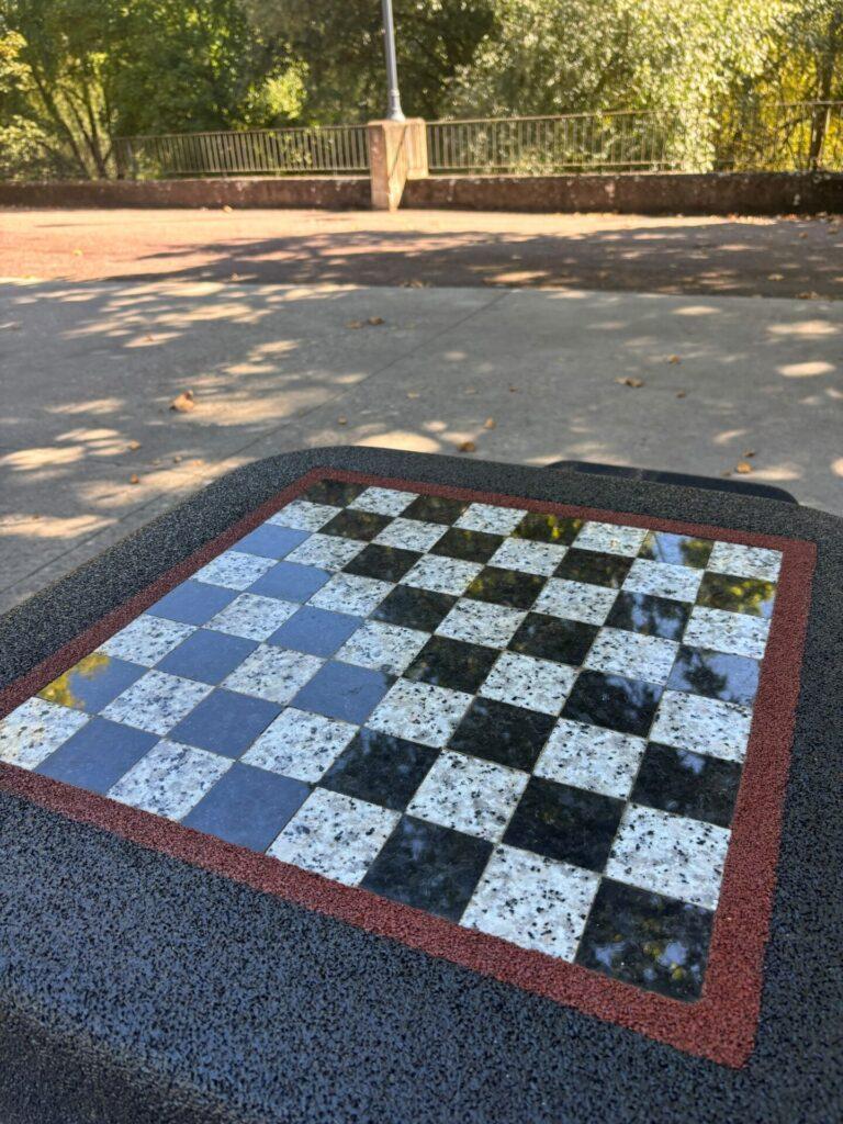 El parque de la Concordia de Ponferrada estrena mesas de ajedrez