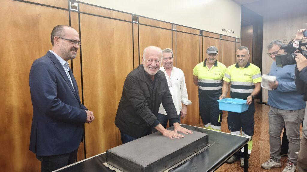 Echanove plasma sus huellas para formar parte de la acera del Teatro Bergidum
