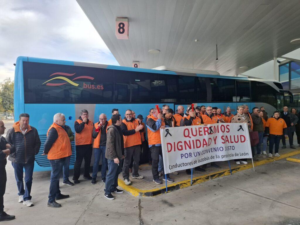 Los conductores de autobuses interurbanos secundan la primera de las nueve jornadas de huelga convocadas por el bloqueo del convenio colectivo