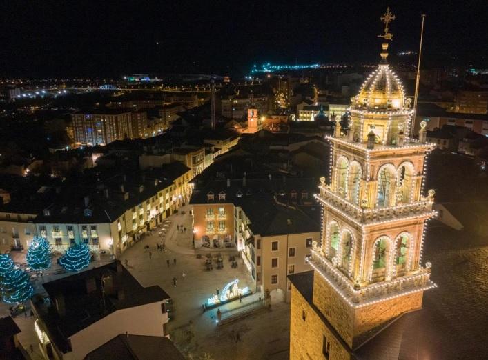 Un túnel de estrellas en la plaza Tierno Galván, novedad de la iluminación navideña de Ponferrada. Se mantiene todo lo demás