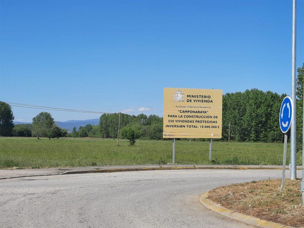 rotonda acceso Narayola. viviendas Camponaraya 3